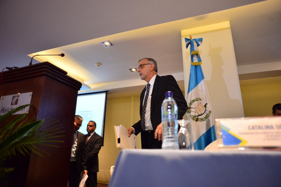 El comisionado Iv&aacute;n Vel&aacute;squez a punto de iniciar la presentaci&oacute;n del informe sobre el financiamiento de partidos pol&iacute;ticos. (Foto: Jes&uacute;s Alfonso/Soy502)