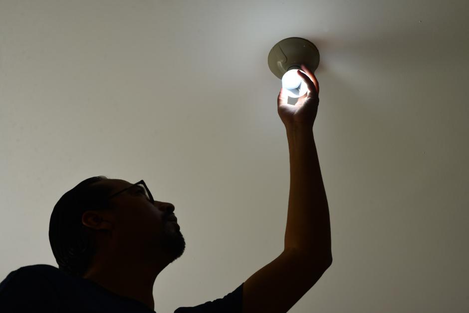 A partir del 16 de enero los que consumen de 1 a 60 kWh pagarán Q0.51 por kWh. (Foto: Jesús Alfonso/Soy502)