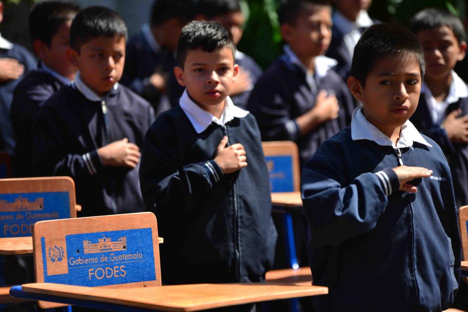 Los alumnos se sentar&aacute;n sobre escritorios comprados durante el gobierno del Partido Patriota. (Foto: Jes&uacute;s Alfonso/Soy502)