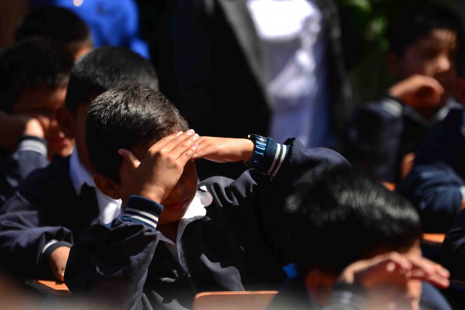 jimmy entreg&oacute; escritorios a los alumnos de la escuela Rep&uacute;blica de Ecuador. (Foto: Jes&uacute;s Alfonso/Soy502)