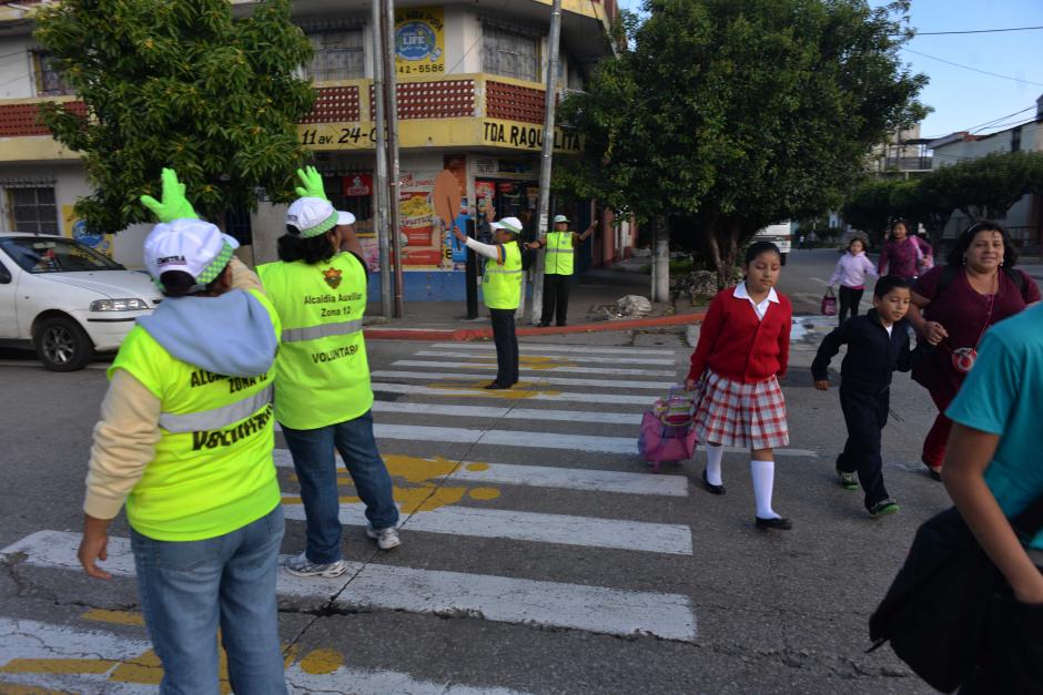 Las agentes de tr&aacute;nsito voluntarias fueron capacitadas por la PMT de la capital por seis meses para poder apoyar en el tr&aacute;nsito en ese sector (Foto: Jes&uacute;s Alfonso/Soy502)&nbsp;