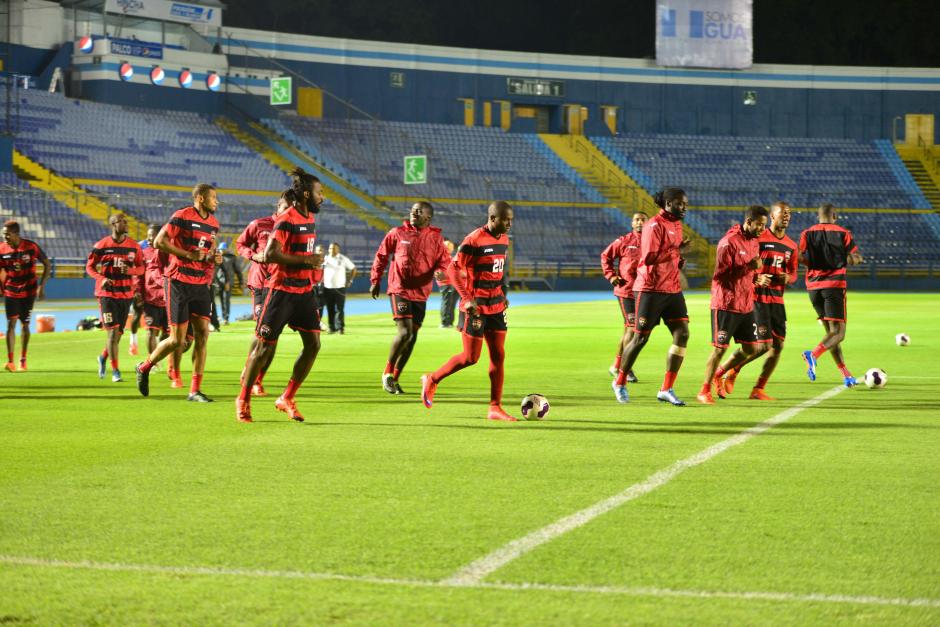 Los seleccionados de Trinidad y Tobago estuvieron cerca de una hora en la gramilla del estadio Mateo Flores. (Fotos: Jes&uacute;s Alfonso/Soy502)