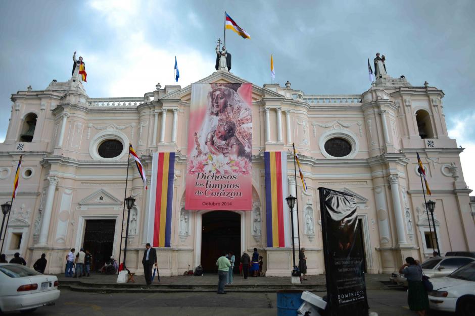 Octubre es para festejar a la Virgen del Rosario en el templo de Santo Domingo, en el Centro Hist&oacute;rico de la Capital. La bas&iacute;lica menor est&aacute; lista para recibir a los cat&oacute;licos que participan de la festividad. (Foto: Jes&uacute;s Alfonso/Soy502)