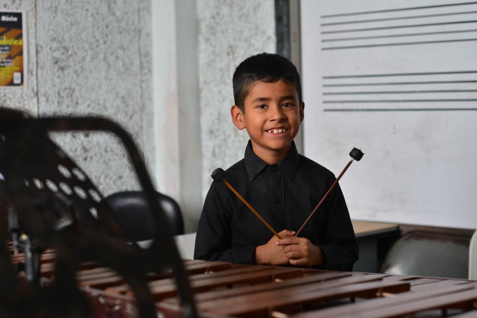 Roberth P&eacute;rez, con 8 a&ntilde;os, disfruta tocar la marimba. (Foto: Jes&uacute;s Alfonso/Soy502) 