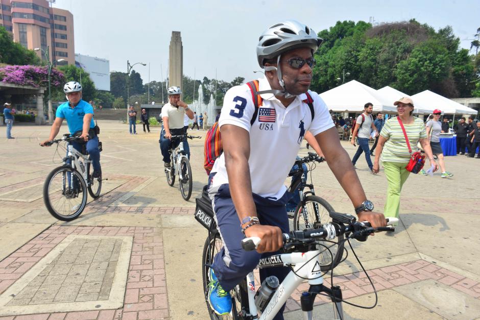 El embajador Robinson visti&oacute; este domingo un look para poder montar en bicicleta. (Foto: Jes&uacute;s Alfonso/Soy502)