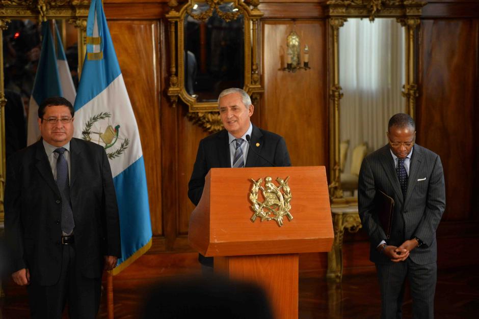 El momento exacto de la pregunta m&aacute;s incomoda al Presidente: &iquest;Usted aceptar&iacute;a pasar por las pruebas de confianza? La reacci&oacute;n de cada uno de los presentes en la conferencia de prensa fue diferente. (Foto: Jes&uacute;s Alfonso/Soy502)