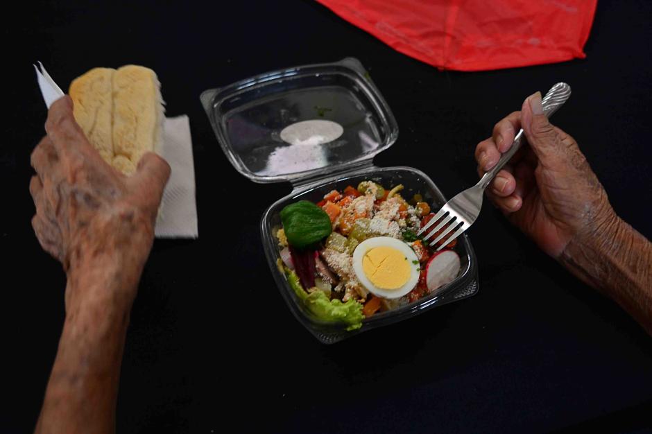 Jamones Santa Luc&iacute;a entreg&oacute; fiambre esta semana en tres centros mayores a cargo de la Secretar&iacute;a de Obras Sociales de la Esposa del Presidente (SOSEP), a la asociaciones Irradiando amor y Panito, tambi&eacute;n a Cabecitas de Algod&oacute;n y San Vicente de Pa&uacute;l. (Fotos: Jes&uacute;s Alfonso/Soy502)