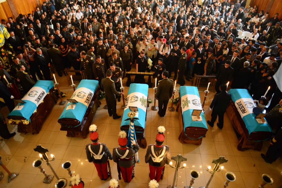 El jefe del Estado Mayor de la Defensa Nacional Rudy Ortiz fueron llevados a la Brigada Militar Mariscal Zavala para recibir honores p&oacute;stumos. &Eacute;l junto a cuatro militares m&aacute;s, perdieron la vida en un accidente a&eacute;reo. (Foto: Jes&uacute;s Alfonso/Soy502)    &nbsp;