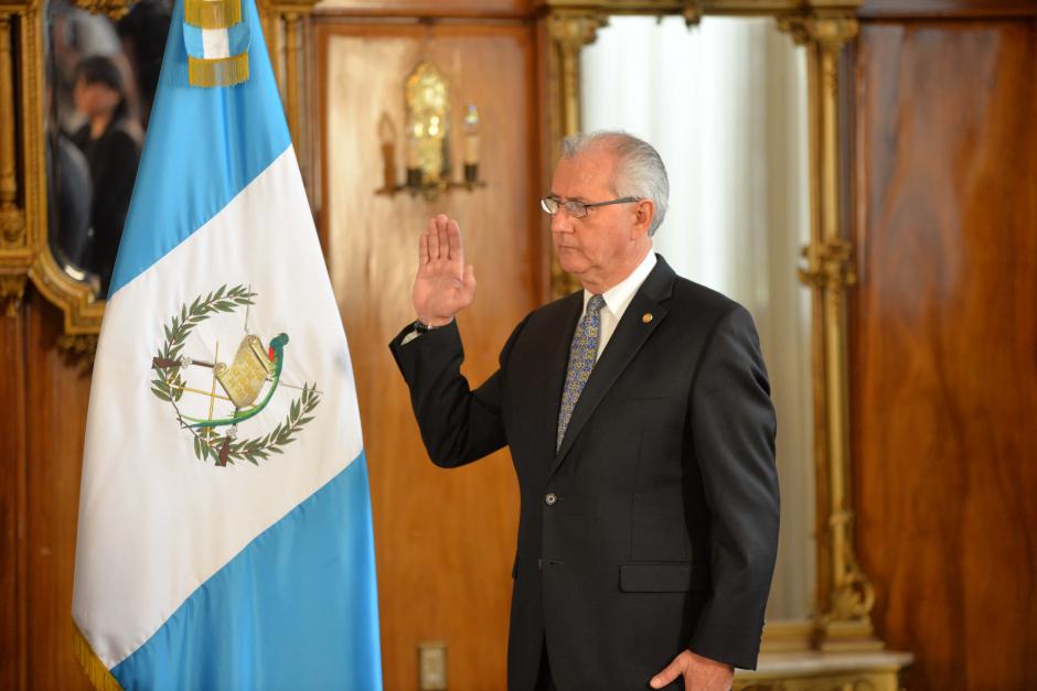 Jos&eacute; Miguel De La Vega fue juramentado como Ministro de Energ&iacute;a y Minas. Se encuentra solo, ninguno de los tres viceministerios tiene un titular designado. (Foto: Jes&uacute;s Alfonso/Soy502)