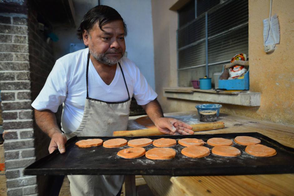 Le&oacute;n de Jes&uacute;s tiene m&aacute;s de 30 a&ntilde;os de fabricar las deliciosas empanadas de leche. (Foto:&nbsp;Jes&uacute;s Alfonso/Soy502)&nbsp;&nbsp;&nbsp;&nbsp;