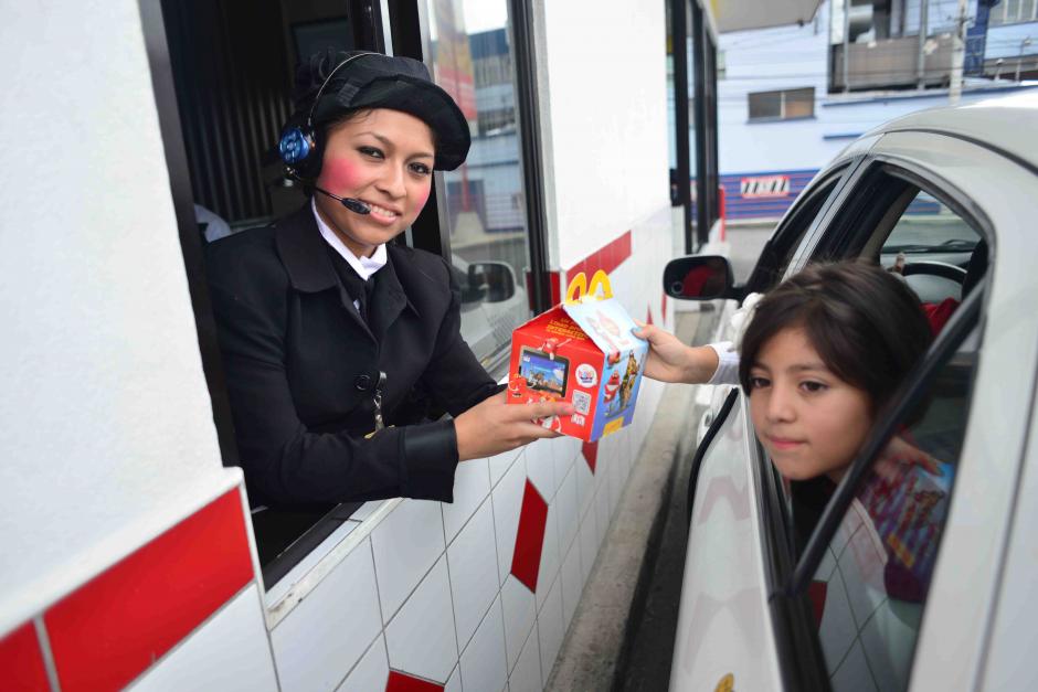 Los ni&ntilde;os se sorprendieron al recibir su Cajita Feliz de esta elegante mujer misteriosa.&nbsp;(Foto: Jes&uacute;s Alfonso/Soy502)