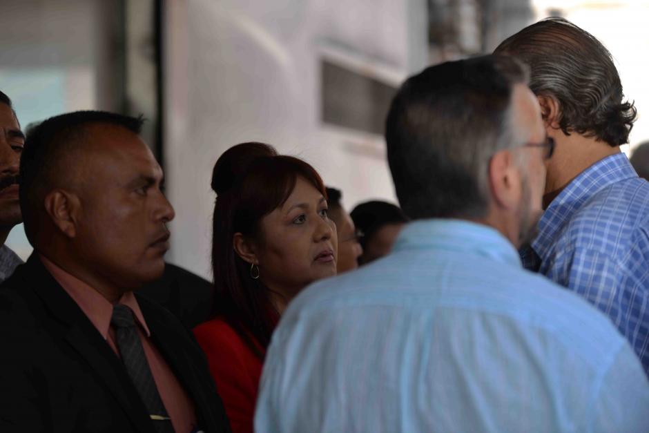 Eunice Mendizábal (C), ministra de Gobernación, acudió al lugar del deceso del abogado Francisco Palomo. Es el tercer caso de alto impacto que ocurre desde que asumió el control de la cartera. &nbsp;(Foto: Jesús Alfonso/Soy502)&nbsp;