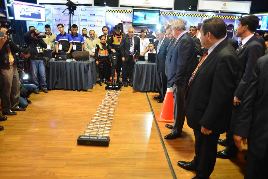 En la convenci&oacute;n internacional de Tecnolog&iacute;a y Seguridad se le hizo una presenteaci&oacute;n al presidente Otto P&eacute;rez del aparato especial para hacer estallar las llantas de los carros que se den a la fuga. (Foto: Jes&uacute;s Alfonso/Soy502)