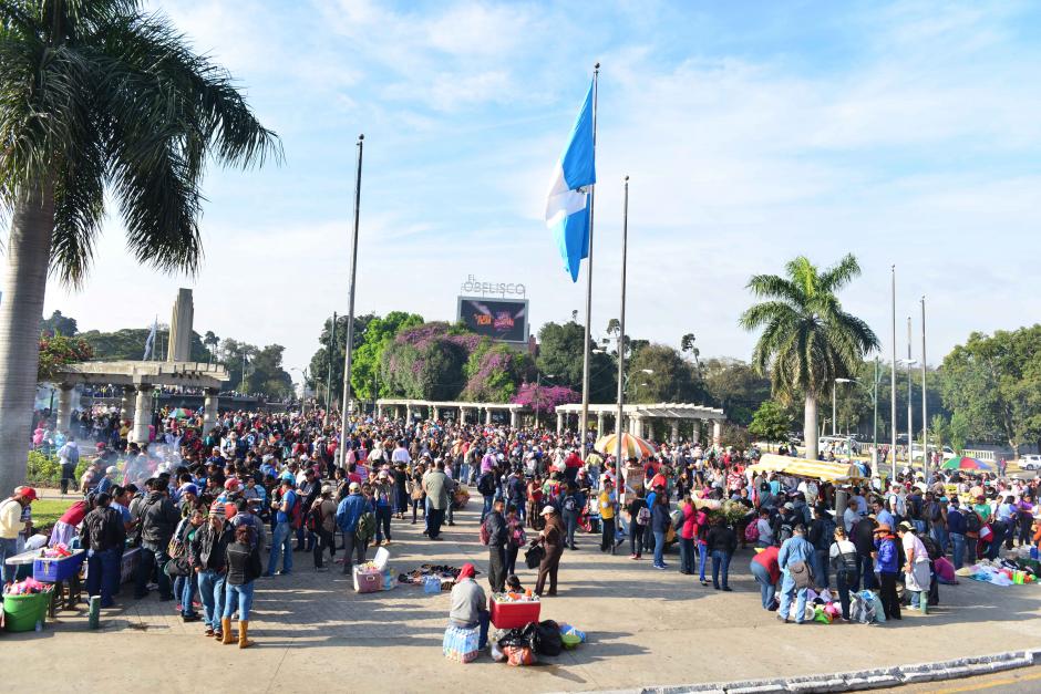 Cientos de maestros del Magisterio Nacional se concentraron en El Obelisco desde la ma&ntilde;ana para participar en la marcha pac&iacute;fica. (Foto: Jes&uacute;s Alfonso/Soy502)&nbsp;