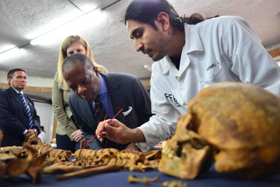 Todd Robinson embajador de Estados Unidos en Guatemala visit&oacute; las instalaciones de la Fundaci&oacute;n de Antropolog&iacute;a Forense de Guatemala donde le explicaron como se hace el estudio de cuerpos que son exhumados. (Foto: Jes&uacute;s Alfonso/Soy502)
