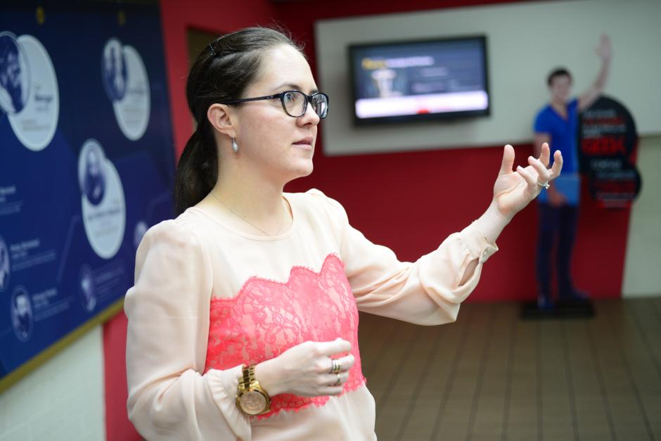 Carolina Uribe, una de las organizadoras del IE Venture Day, explica la mec&aacute;nica para participar y ser elegidos para este evento. &nbsp;(Foto: Jes&uacute;s Alfonso/Soy502)