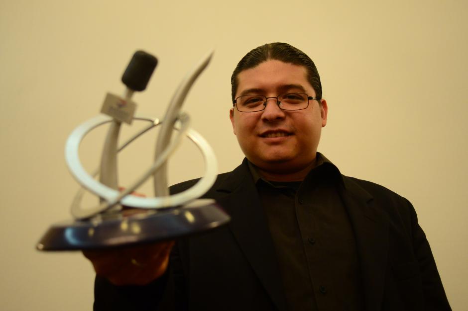 Alexis Batres, de Soy502, recibe el primer premio en la categor&iacute;a de internet, a la Excelencia en el Periodismo Econ&oacute;mico y de Negocios, otorgado por Amcham. (Foto: Soy502/Jes&uacute;s Alfonso).