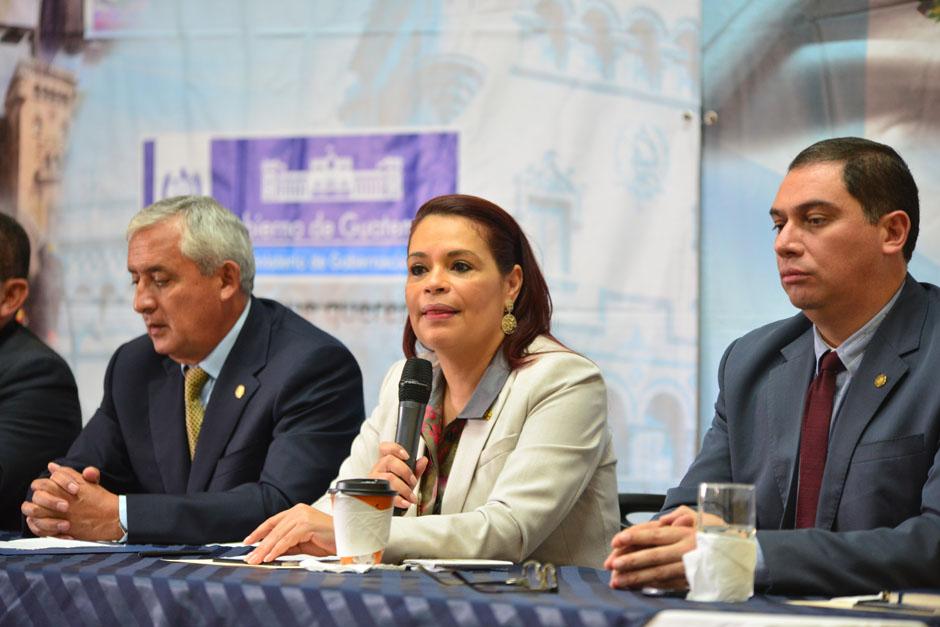 La vicepresidenta Roxana Baldetti señaló este lunes que giró instrucciones para suspender la aplicación del producto que limpiará el Lago de Amatitlán, hasta que exista aprobación de científicos y de grupos ambientalistas. (Foto: Jesús Alfonso/Soy502)