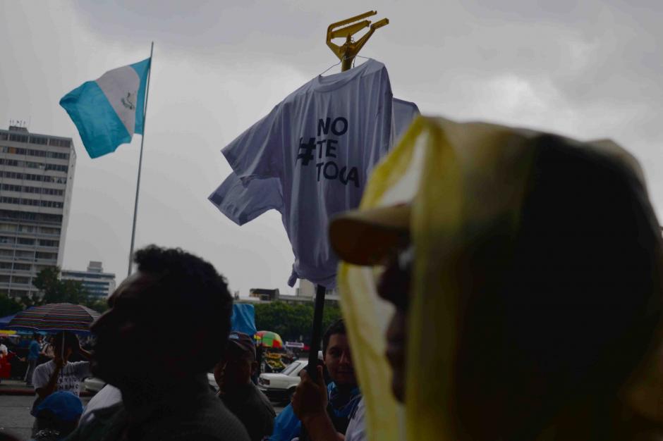 Entre los productos que vendian durante la manifestaci&oacute;n no falt&oacute; una camiseta con el hashtag #notetoca