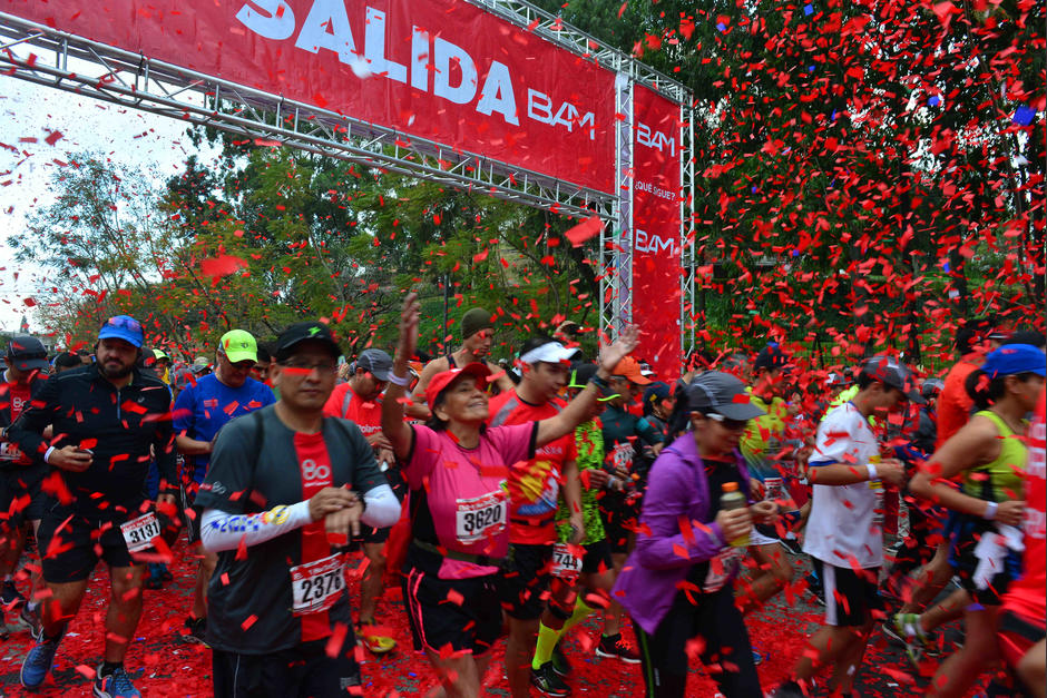 La salida fue toda una fiesta llena de color. (Foto: Jes&uacute;s Alfonso/Soy502)