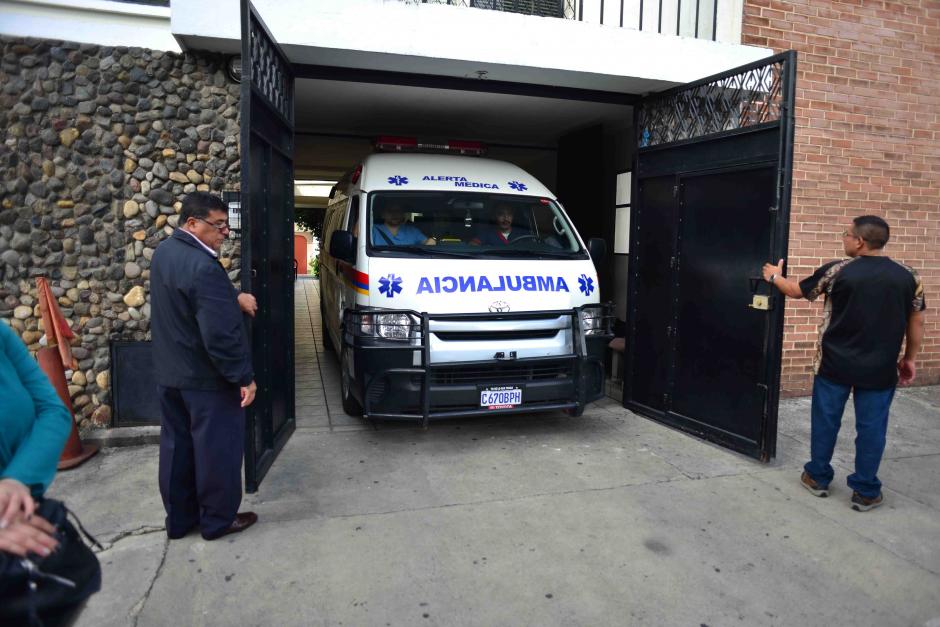 Una ambulancia de Alerta M&eacute;dica lleg&oacute; para realizar el traslado, en la imagen se retira de la casa de Rios Montt. Luego que una sala de apelaci&oacute;n resolviera suspender el traslado al hospital Federico Mora. (Foto: Jes&uacute;s Alfonso/Soy502)
