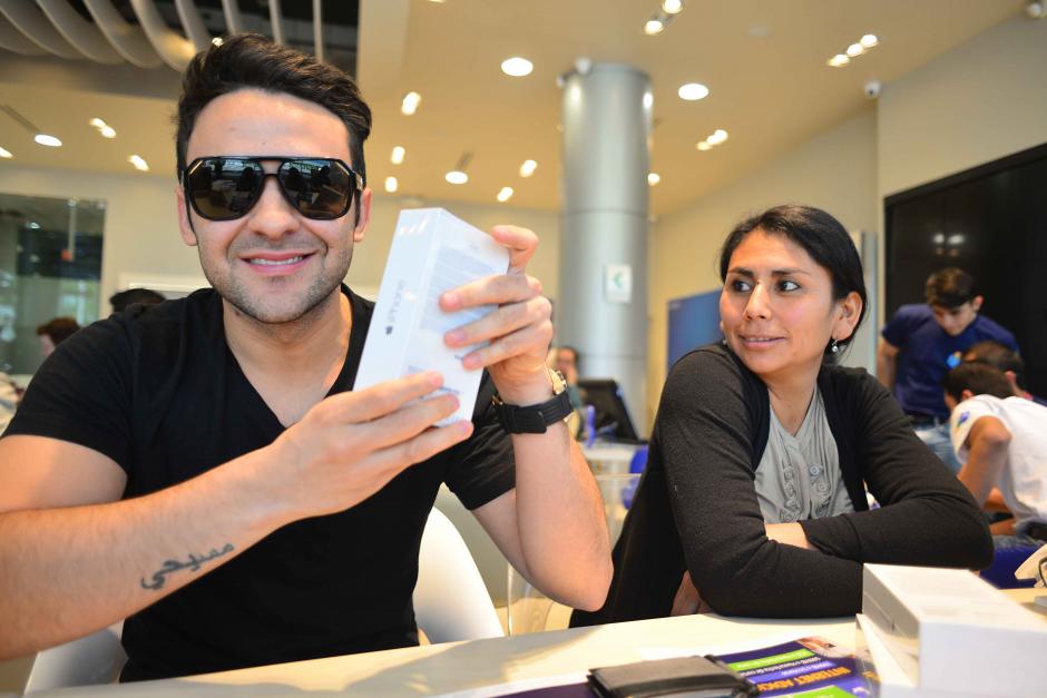 El cantante guatemalteco Carlos Peña a la espera de su iPhone 6. (Foto: Jesús Alfonso/Soy502)