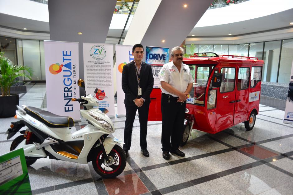 Una motocicleta y un carro de pasajeros conocido como "Tuc-tuc" fue presentado en Guatemala. &nbsp;Ambos son el&eacute;ctricos. &nbsp;(Foto: &nbsp;Jes&uacute;s Alfonso/Soy502)&nbsp;