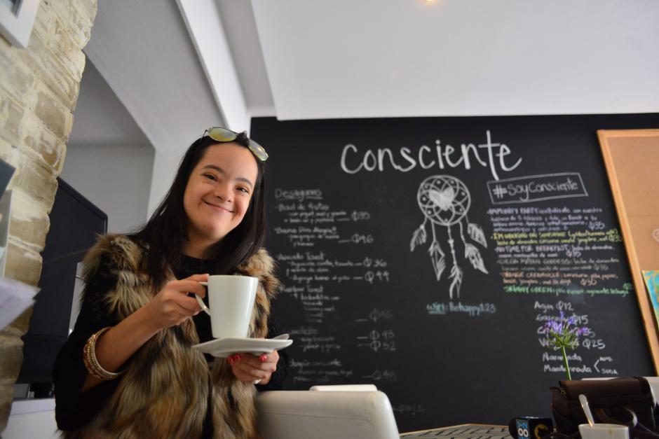 Katia Iacoponi es una joven de 21 a&ntilde;os que trabaja en Caf&eacute; Consciente. (Foto: Jes&uacute;s Alfonso/Soy502)