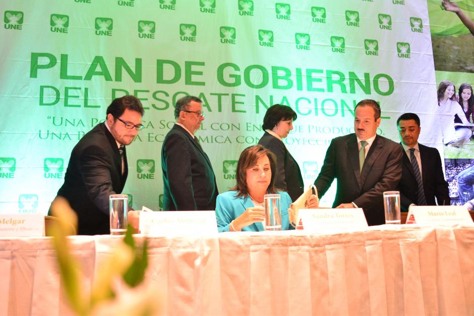 El binomio presidencial, Sandra Torres y Mario Leal, estuvieron acompa&ntilde;ados en el mesa presidencial por Julio Melgar, Carlos Menocal, Ana de M&eacute;ndez y Ren&eacute; de Le&oacute;n. (Foto: Jes&uacute;s Alfonso/Soy502)