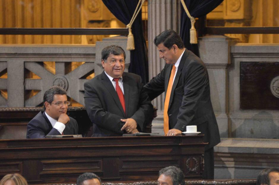 Ni bien había salido el nombre de Baudilio Hichos de la tómbola, y uno de los operadores del Partido Patriota, Estuardo Galdámez, ya estaba sobre él. (Foto: Jesús Alfonso/Soy502)