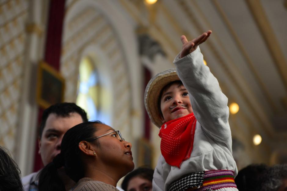 Ni&ntilde;os de todas las edades se dieron cita desde trempranas horas a la Bas&iacute;lica de Guadalupe en la zona 1 para venerar a la Virgen de Guadalupe en su dia. (Foto: Jes&uacute;s Alfonso/Soy502)