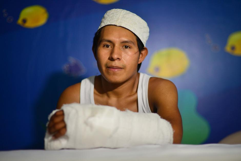 Los doctores Fernando Romero y Juan Carlos Gonz&aacute;lez le dieron una segunda oportunidad a V&iacute;ctor Chitay de 23 a&ntilde;os. (Foto: Jes&uacute;s Alfonso/Soy502)