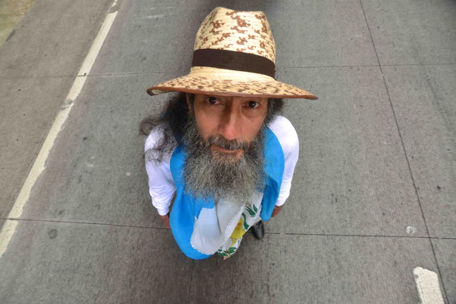 Oswaldo Ochoa un naturista de Quetzaltenango inició hace 5 días su recorrido a pie y en bicicleta para mostrar su inconformidad por la corrupción que afecta al país. (Foto: Jesús Alfonso/Soy502)