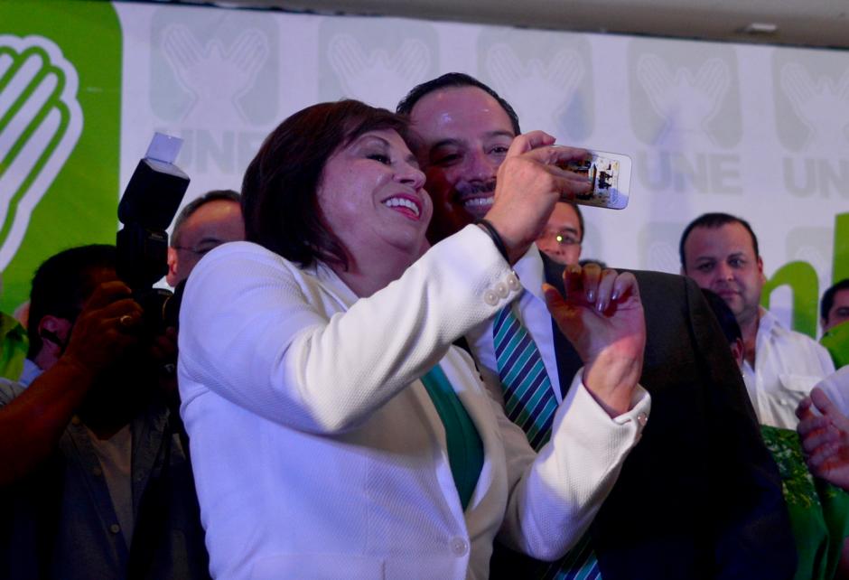 Con una "selfie", Sandra Torres da inicio a su carrera por la Presidencia, ahora que oficialmente es la precandidata de la UNE. (Foto: Jes&uacute;s Alfonso/Soy502)