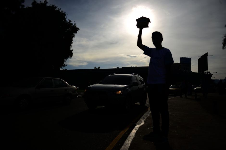 Jóvenes salieron hoy a las calles esperando tu ayuda con el lema "Puertas que abren Puertas" y esperan recaudar 2millones de quetzales. (Foto: Jesús Alfonso/Soy502)