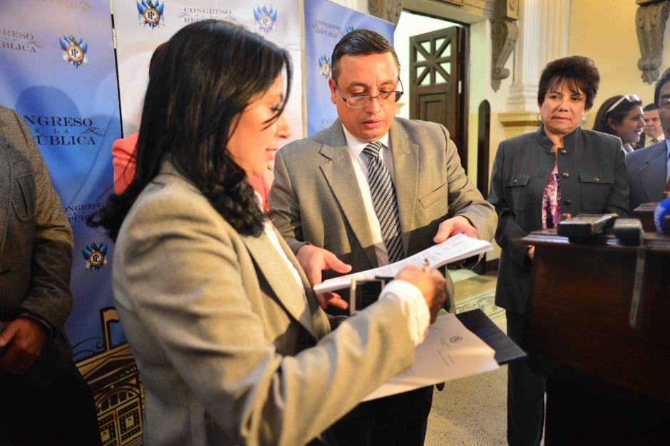 El presidente del Tribunal Supremo Electoral (TSE) hizo entrega de la propuesta de la reforma a la Ley Electoral y de Partidos Políticos en el Congreso de la República. (Foto: Jesús Alfonso/Soy502)
