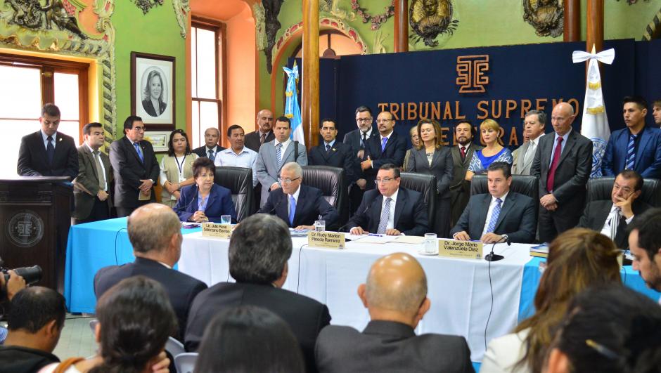 Los magistrados del TSE dieron conferencia de prensa respaldados por la sociedad civil, embajadores y misiones de observación electoral. (Foto: Jesús Alfonso/Soy502)
