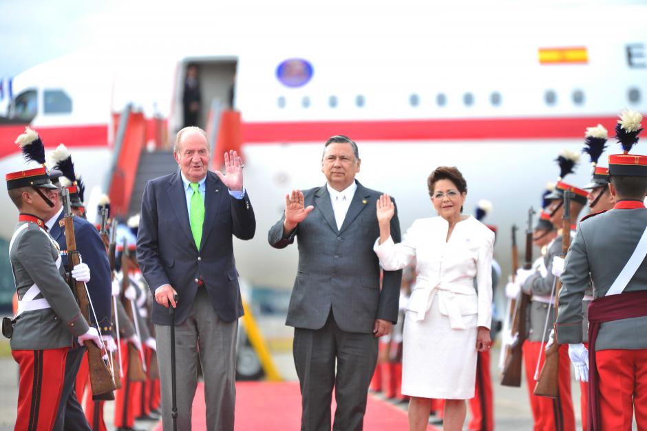 El vicepresidente Fuentes Soria, junto a su espasa, fue el encargado de recibir al exmonarca español. (Foto: Jesús Alfonso/Soy502)