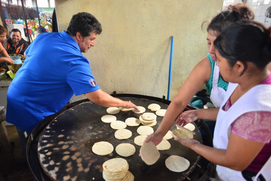Don Ottoniel atiende &eacute;l mismo su puesto de tortillas. (Foto: Jes&uacute;s Alfonso/Soy502)