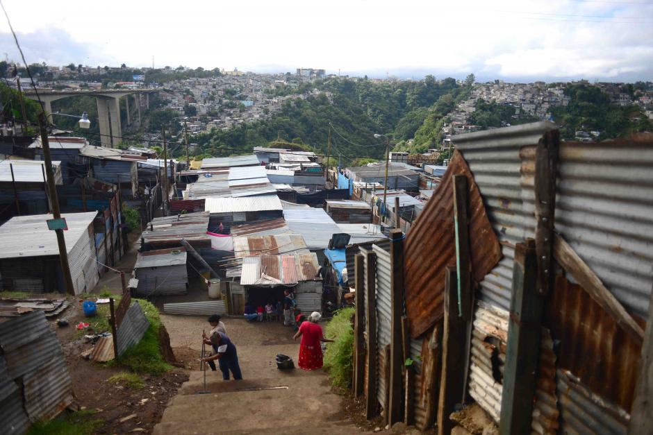 Varias mujeres limpian las gradas luego de las lluvias de ayer en el asentamiento Linda Vista, muchos de los pobladores dicen que ser&aacute;n desalojados ma&ntilde;ana. (Foto: Jes&uacute;s Alfonso/Soy502)
