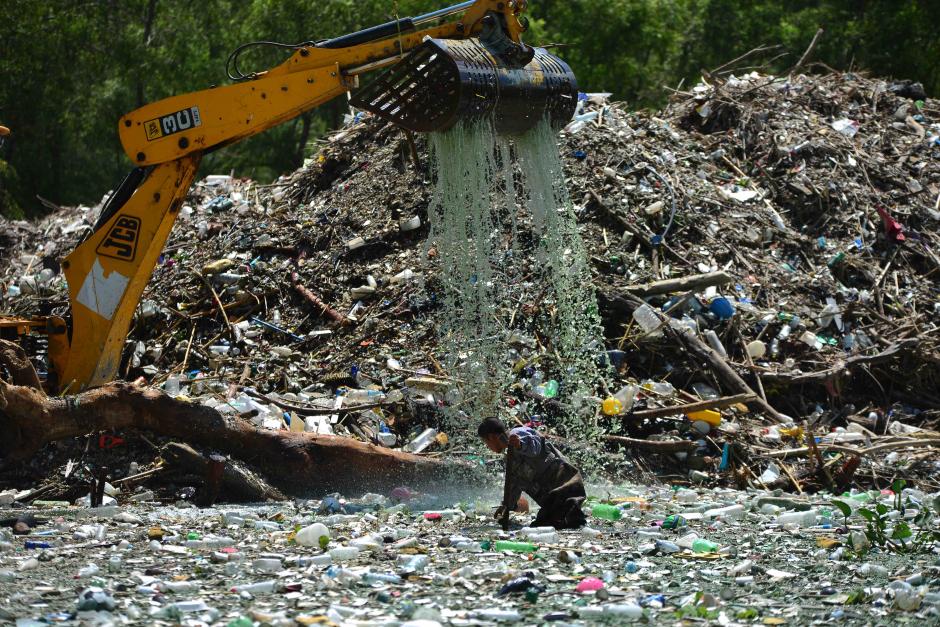 Durante la temporada de invierno el Lago de Amatitl&aacute;n recibe 45 mil metros c&uacute;bicos de desechos s&oacute;lidos mensualmente (Foto: Jes&uacute;s Alfonso/Soy502)