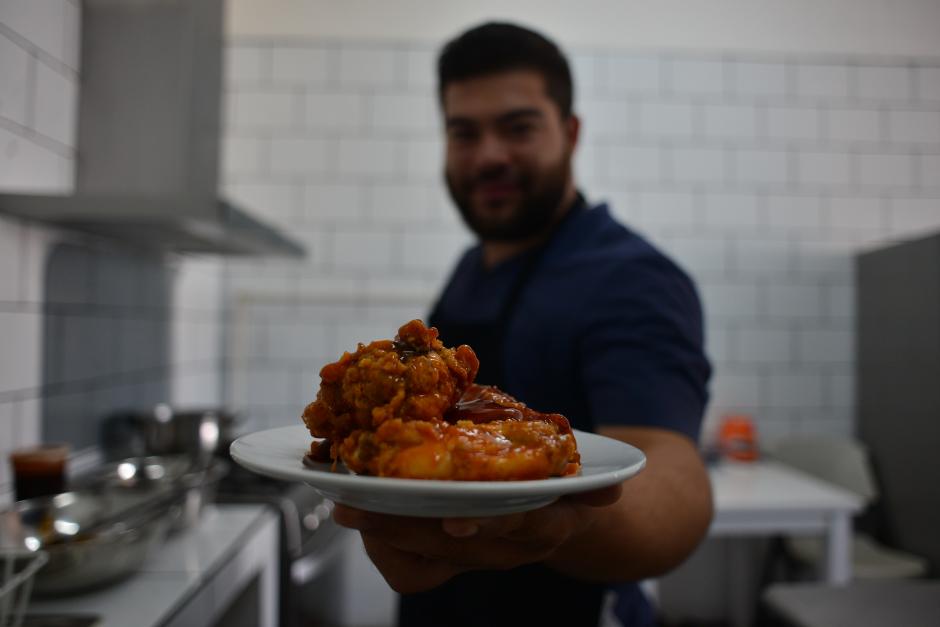 Su especialidad son las alitas con las salsas de la casa preparadas por Carlos Sosa. (Foto: Jes&uacute;s Alfonso/Soy502)