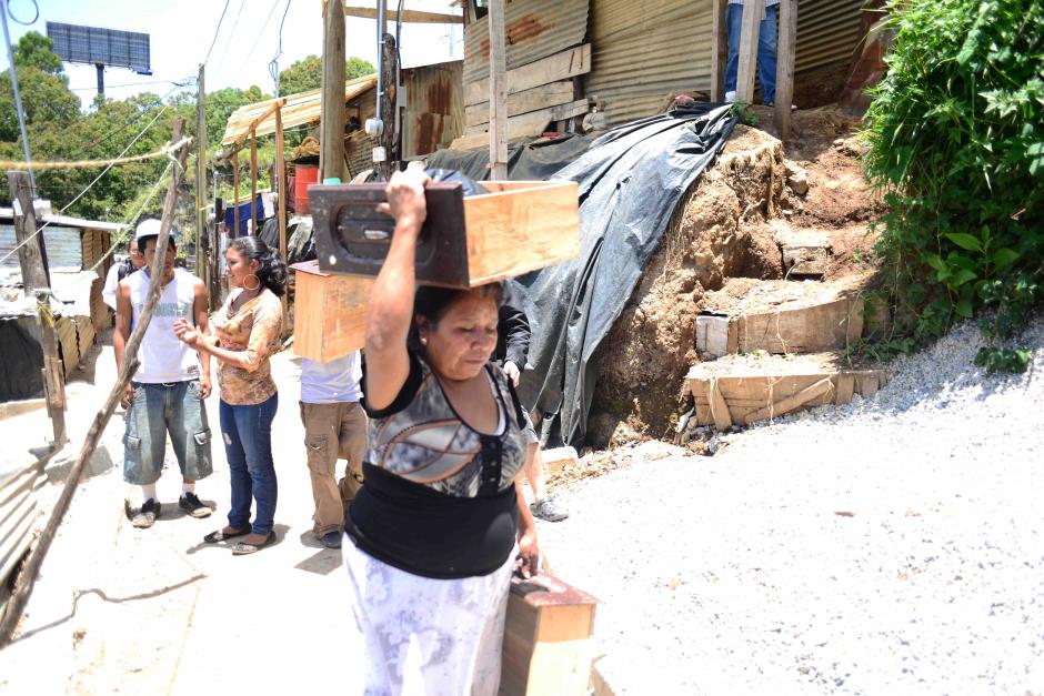 Esta mujer lleva sobre su cabeza la gaveta de un rompero donde traslada sus pertenencias. (Foto: Jes&uacute;s Alfonso/Soy502)&nbsp;