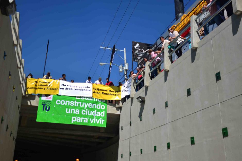 Vecinos de las colonias Alcaz&aacute;r, San Mateo y Concepci&oacute;n, manifiestan antes de que fuera inaugurado el paso a desnivel Papa Benedicto XVI. (Foto: Jes&uacute;s Alfonso/Soy502)