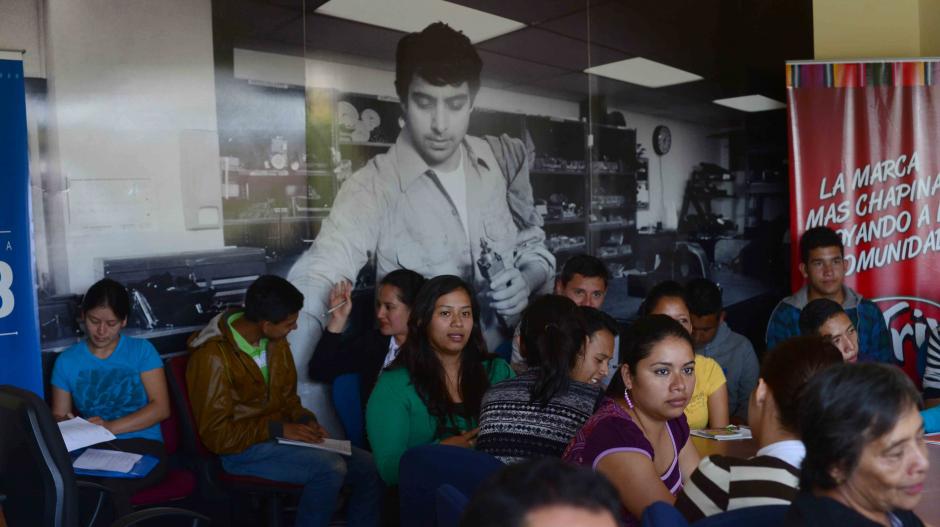 J&oacute;venes y personas mayores son los aspirantes que la Embajada de la zona 18 auspiciada por la marca Tortrix busca colocar en el mercado laboral. &nbsp;(Foto: Jes&uacute;s Alfonso/Soy502)