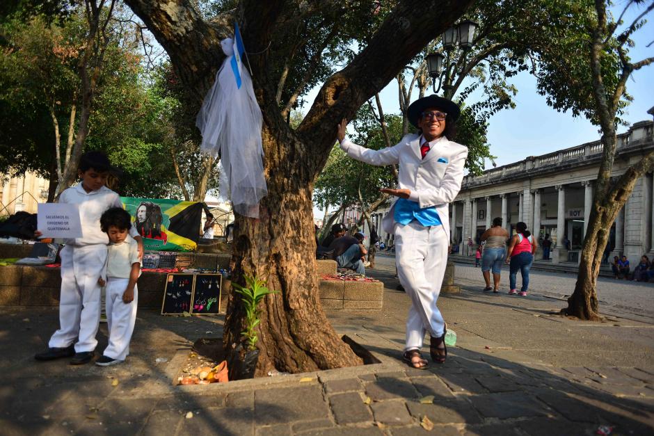 Richard Torres un artista proveniente del Amazonas Peruano se cas&oacute; con un &aacute;rbol en la Plaza de la Constituci&oacute;n. (Foto: Jes&uacute;s Alfonso/Soy502)