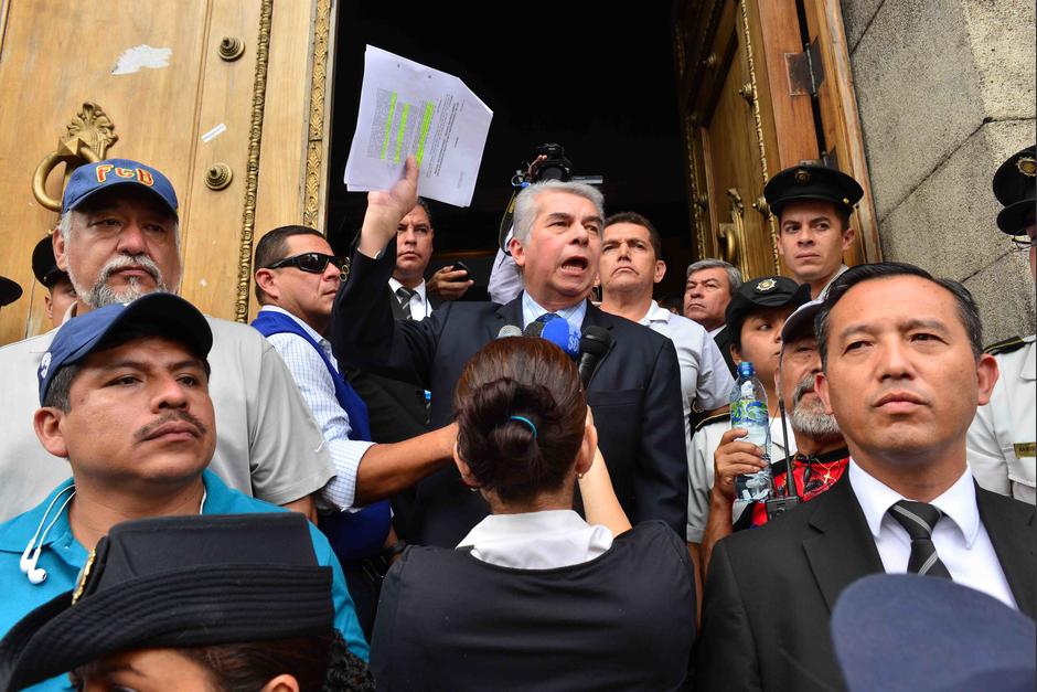 El presidente del Congreso, Luis Rabbé, manifestó su apoyo al sindicato de magisterios indicando que legislaría a su favor, al tiempo que les felicitó por ser respetuosos y no como las otras manifestaciones que utilizan violencia verbal. (Foto: Jesús Alfonso/Soy502)