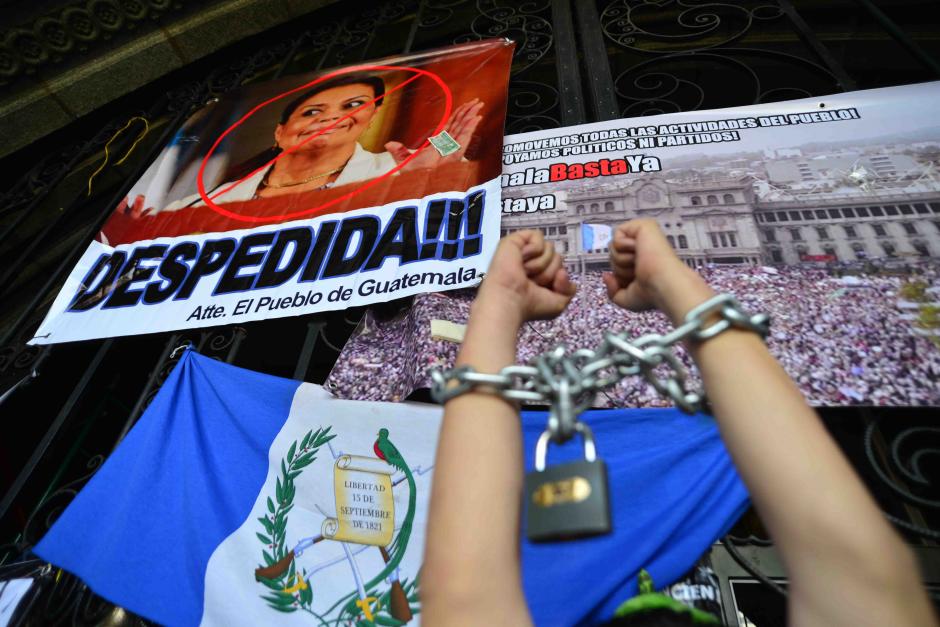 Personas particulares que promueven la iniciativa "Cadenas por la Libertad" siguen encadenadas en las puertas del Palacio Nacional de la Cultura. (Foto: Jesús Alfonso/Soy502)