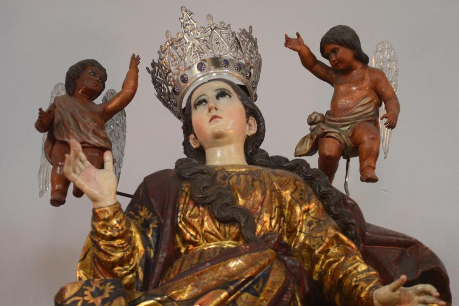 La imagen de la virgen que se encuentra en el altar mayor solo ha recorrido las calles de la capital 2 veces, una cuando fue coronada por San Juan Pablo II y la otra cuando cumpli&oacute; 15 a&ntilde;os de ser coronada. (Foto: Jes&uacute;s Alfonso/Soy502)