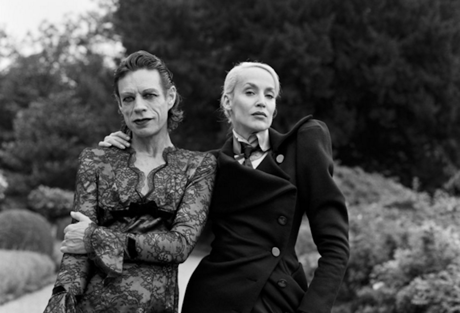 Mick Jagger, junto a su ex esposa Jerry Hall, posa usando vestido en una imagen de 1996. (Foto: Phillips)&nbsp;